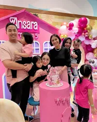 8 Potret Perayaan Ultah ke-5 Ansara Anak Caca Tengker, Serba Barbie - Pesta Meriah Bareng Keluarga 