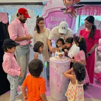 8 Potret Perayaan Ultah ke-6 Inaaya Keponakan Kareena Kapoor, Saif Kembaran Baju dengan Taimur