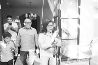 8 Potret Perayaan 'Wedding Anniversary' Aburizal Bakrie dan Istri, Dapat Kejutan dari Nia Ramadhani dan Ardi Bakrie