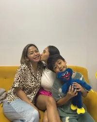 8 Potret Permesta Dhyaz, Putri Farida Nurhan yang Jarang Tersorot dan Punya Anak Cowok Ganteng Banget