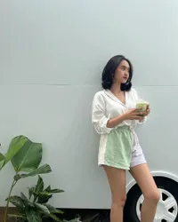 8 Potret Permesta Dhyaz yang Dikenal Sebagai Janda dan Hot Mom, Ternyata Sudah Hamil - Ungkap Pertemuannya dengan Suami 
