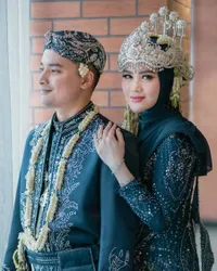 8 Potret 'Pernikahan' Alvin Faiz & Henny Rahman, Serasi Dalam Busana Adat Sunda