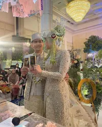 8 Potret Pernikahan Bintang Emon dan Alca Octaviani yang Digelar Mewah, Mas Kawinnya Uang Dolar Senilai Rp36 Juta - Kental dengan Adat Betawi