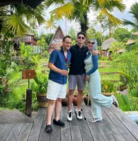 8 Potret Pertemuan yang Dinanti: Ferry Irawan dan Athalla Naufal Akhirnya Bertemu di Bali, Netizen Jadi Menyorot Keberadaan Verrel Bramasta