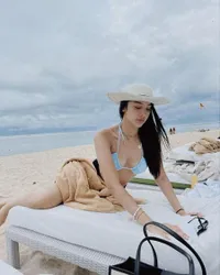 8 Potret Pesona Anya Geraldine Saat Main di Pantai, Pamer Body Goals dan Tampil Seksi Dalam Balutan Bikini