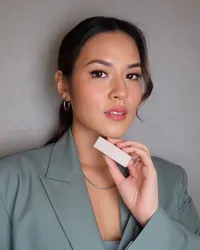 8 Potret Pesona Cantik Raisa di Event Launching Brand Makeup Miliknya, Pakai Nama Tengah Zalina