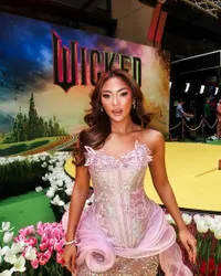 8 Potret Pesona Ekstotis Marion Jola: Tampil Dengan Nuansa Pink Ala Fairytale Hadiri Gala Premiere 'WICKED' di Australia