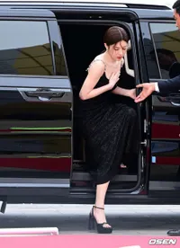 8 Potret Pesona Go Yoon Jung di Red Carpet Baeksang 2023, Pancarkan Visual Secantik Karakter AI