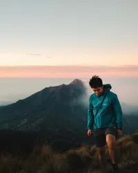 8 Potret Pesona Kenny Austin Suami Amanda Manopo, dari Naik Gunung - Suka Traveling
