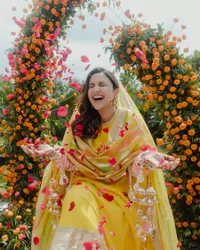 8 Potret Pesta Jelang Pernikahan Parineeti Chopra yang Baru Terungkap, Penuh Tawa Bahagia