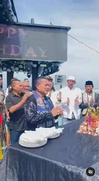8 Potret Pesta Ultah Hotman Paris ke-63, Tiup Lilin Didampingi Istri - Party Malam Hari Dikelilingi Cewek-cewek Cantik