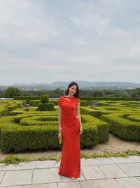 8 Potret Pevita Pearce Saat Kondangan Bareng Suami, Tampil Elegan dengan Dress Terracotta