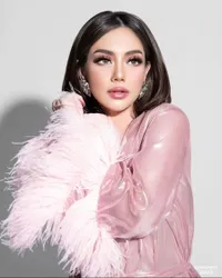 8 Potret Photoshoot Celine Evangelista Ala Remaja 17 Tahun Malah Disebut Mirip Nikita Mirzani - Pesonanya Tak Pudar Meski Janda 4 Anak 