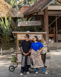 8 Potret Photoshoot Unik Jennifer & Irfan Bachdim, Mesra-Mesraan Sambil Makan di Pinggir Jalan
