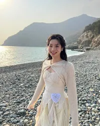 8 Potret Pinggang Ramping Dahyun TWICE, Kecil Banget Bak Boneka Barbie