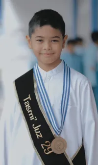 8 Potret Potret Rendra Anak Dude Harlino Jadi Tasmi' Al Qur'an Juz 29, Belajar Hafalan Bareng Alyssa Soebandono