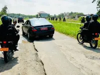 8 Potret Presiden Jokowi Saat Susuri Jalanan Lampung yang Rusak, Wajah Masam Jadi Sorotan - Netizen Sebut Ada yang 'Panas Dingin' 