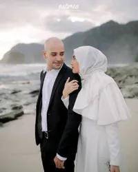 8 Potret Prewedding Riza Shahab dan Sonia Alattas, Serasi dengan Indahnya Deburan Ombak