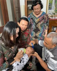 8 Potret Puput Nastiti Istri Ahok Saat Momong Baby Yosafat, Aura Keibuannya Makin Terpancar