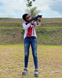 8 Potret Putri Isnari yang Makin Rajin Berhijab Jelang Menikah dengan Anak Bos Konstruksi, Calon Suaminya Malah Dicibir Berwajah Tua