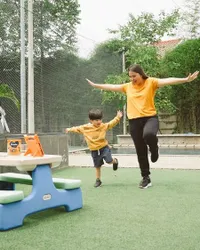 8 Potret Putri Titian Bersama Anak-Anaknya yang Justru Mirip Kakak Adik, Netizen: Wajahnya Kayak Masih SMP