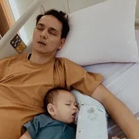 8 Potret Qeenan Anak Marcell Darwin yang Jarang Tersorot, Sang Ayah Usil Edit Anaknya Banyak Tato - Bak Hulk