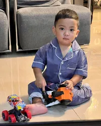 8 Potret Raden Erlangga Anak Tata Janeeta dan Brotoseno yang Makin Mirip Ayahnya, Ganteng Sejak Kecil