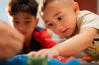 8 Potret Rafathar dan Rayyanza 'Cipung' Main Bareng, Akur Peluk Cium Nggemesin Banget