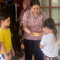 8 Potret Rafathar Malu-Malu Peluk Gempi, Berikan Kado Ultah Perhiasan - Momennya Bikin Gemas Netizen