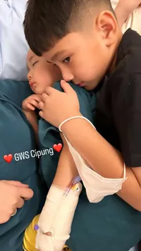 8 Potret Rafathar Saat Menjaga Rayyanza yang Sedang Sakit, Jadi Kakak Perhatian Untuk Sang Adik