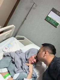8 Potret Raffi Ahmad dan Nagita Slavina Temani Amy Qanita yang Terbaring di RS - Jalani Operasi