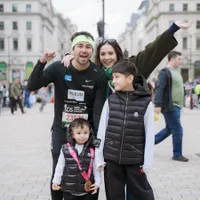 8 Potret Raffi Ahmad Ikut London Marathon Sampai Finish, Dicium Nagita Slavina - Bangga Gigit Medali