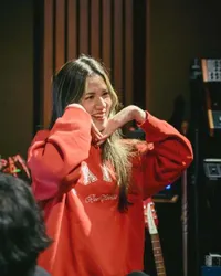 8 Potret Raisa yang Selalu Tersenyum dan Profesional, Di Balik Perjuangannya Temani Ibu Lawan Kanker