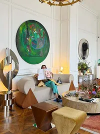 8 Potret Raline Shah Jadi Warlok Paris, 'Presiden Jomblo' Nikmati Pameran Seni