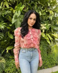 8 Potret Rambut Badai - Makeup Cetar Ibu DPR Cantik Krisdayanti, Body Singset dan Ramping Jadi Sorotan