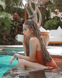 8 Potret Rambut Baru Awkarin, Dibilang Sumbu Kompor Oleh Netizen!