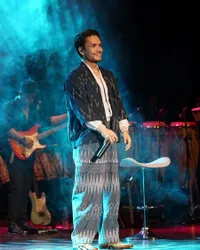 8 Potret Randy Pangalila Bintang Sinetron 'TAKDIR CINTA YANG KUPILIH' Kembali Bermusik, Tampil Apik di Konser 'Tak Lekang Oleh Waktu'