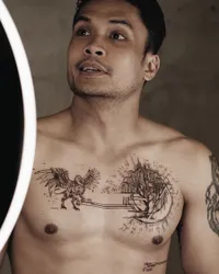 8 Potret Randy Pangalila Nambah Tato di Bagian Punggung & Dada, Ada Nama Istri Tercinta