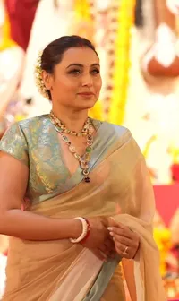 8 Potret Rani Mukherjee Rayakan Durga Puja, Tampil Anggun dengan Sari Tradisional - Dansa Bahagia di Kuil
