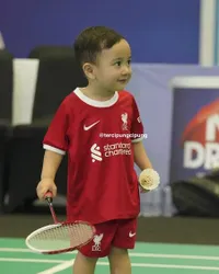 8 Potret Rayyanza 'Cipung' Belajar Main Badminton di TOSI Season 2, Nggemesin Banget!
