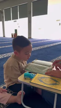 8 Potret Rayyanza Anak Raffi Ahmad Mengaji Ditemani Lily, sang Adik Anteng Ikut Mendengarkan