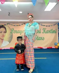 8 Potret Razeen Anak Nurah Sheveirah Tampil Percaya Diri di Panggung Acara Kartini, Nggemesin Abis
