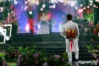 8 Potret Resepsi Pernikahan Via Vallen dan Chevra Yolandi yang Bikin Baper, Ogah Lepas Gandengan - Cium Tangan Bak Romeo & Juliet