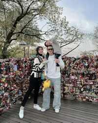 8 Potret Rezky Aditya Bintang Sinetron 'TERTAWAN HATI' Saat Liburan ke Korea, Turuti Permintaan Istri Tampil Bak Keluarga Kerajaan 