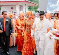 8 Potret Rhenny Yuliana, Mertua Putri Isnari yang Disebut Paling Cantik - Istri Kedua Haji Alwi