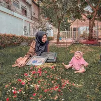 8 Potret Ria Ricis Ziarah ke Makam Sang Ayah Ajak Sang Buah Hati, Senang dan Bahagia Baby Moana Sampai Merangkak di Rumput - Gemesin Banget