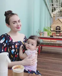 8 Potret Rianti Cartwright Saat Momong Anak, Netizen Salfok Ibu dan Putrinya Sama-Sama Cantik!