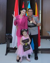 8 Potret Rica Andriani Anggun Pakai Seragam Bhayangkari, Dampingi Suami Terima Ijazah Sespimmen Polri