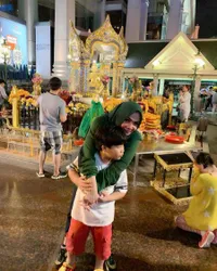 8 Potret Rieta Amilia Dengan Anak Angkatnya, Kasih Sayang Tiada Batas!