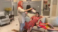 8 Potret Rieta Amilia Ibunda Nagita Slavina Beri THR Untuk Rafathar, Amplop Isi Dollar Jadi Sorotan!